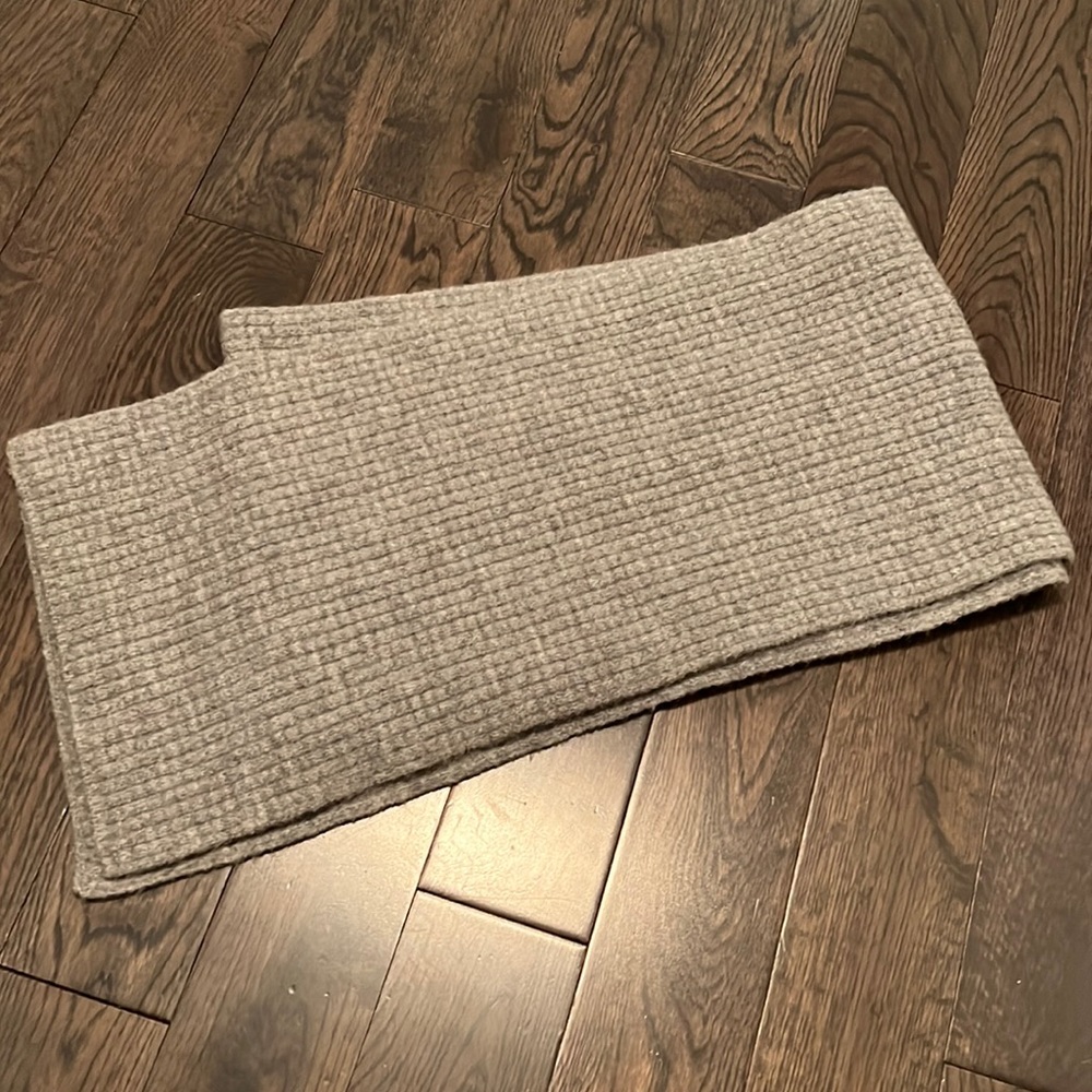 Barney’s gray wool scarf